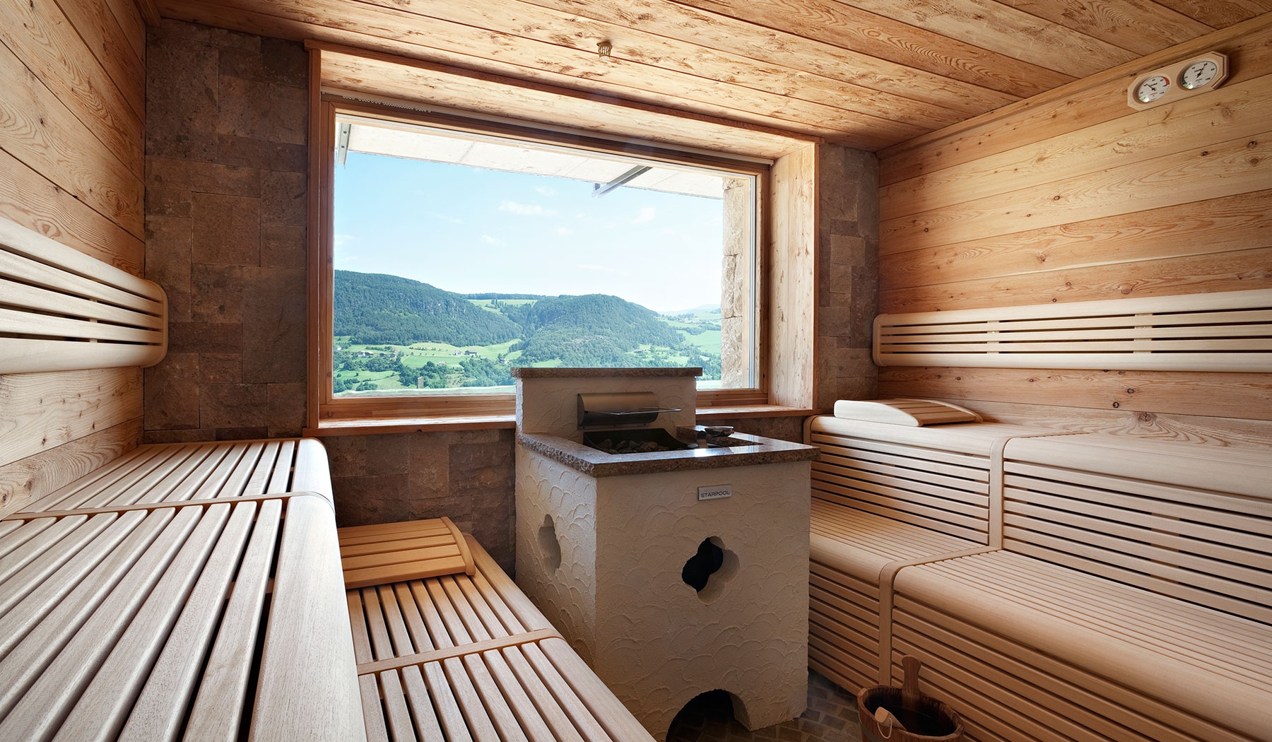 Kaminlounge in einem Berghotel