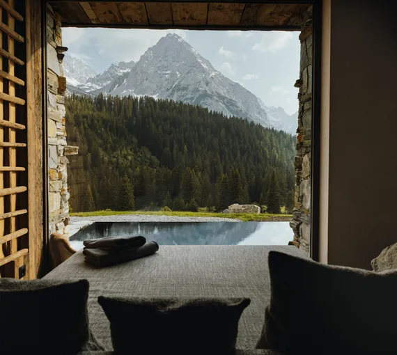 Außenpool eines Boutique-Hotels in den Bergen
