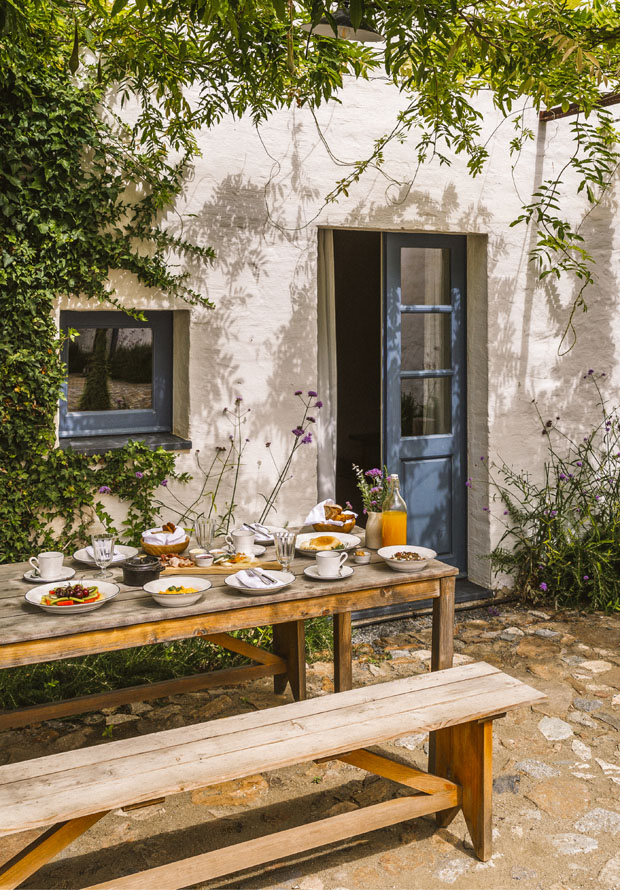Frühstück auf der Cottage-Terrasse im Alentejo — ruhiger Morgen ohne Eile