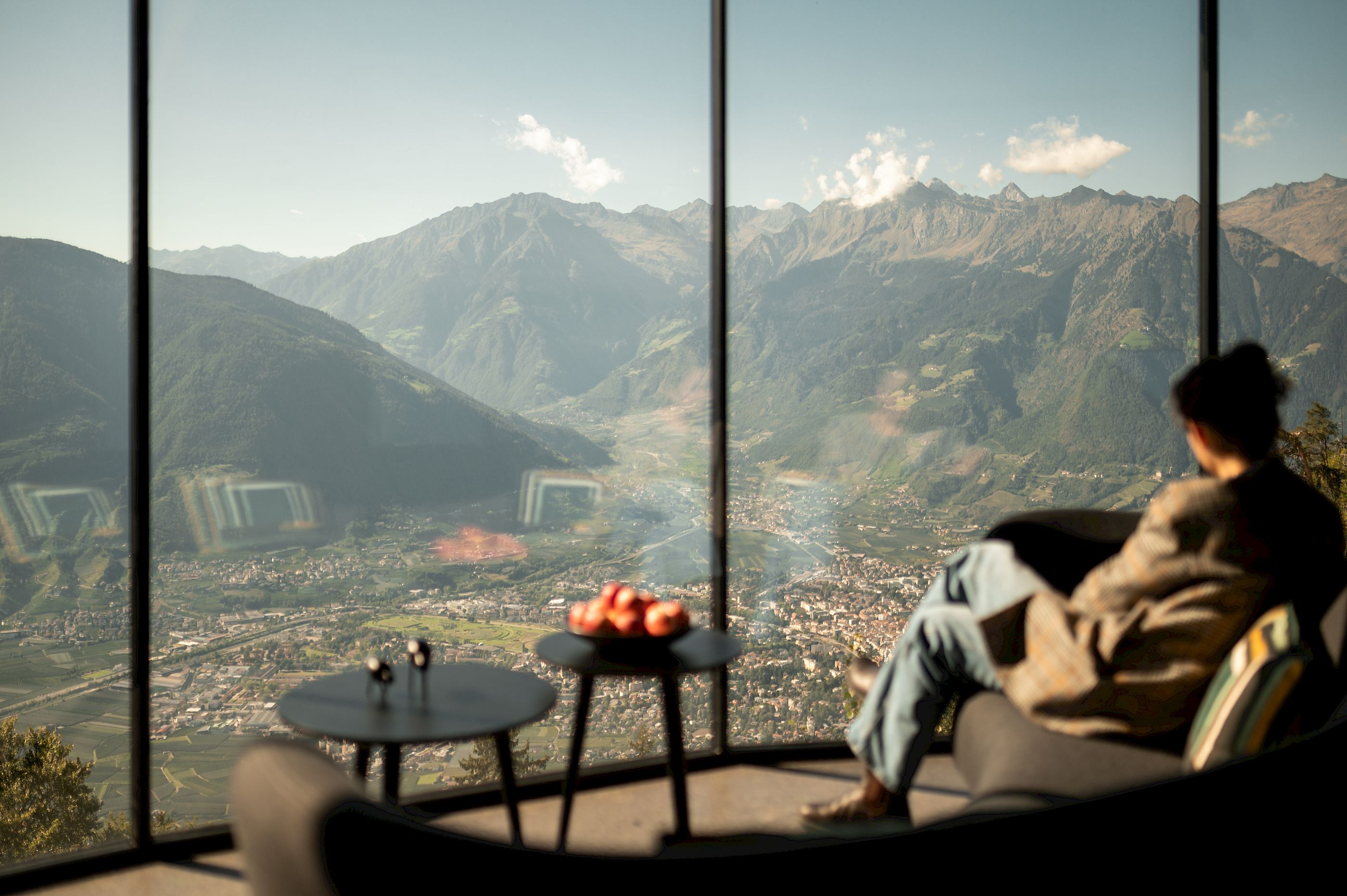 Eingang eines Boutique-Hotels in den Alpen