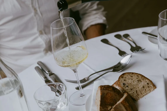 Langes Mittagessen im Bistro Luce des Schwarzschmied in Lana, Südtirol